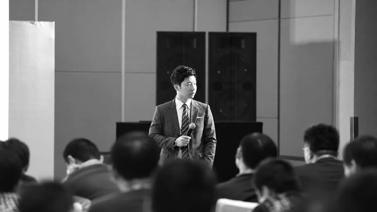 참석자 앞에 선 세미나 연사 · 구도 편집본